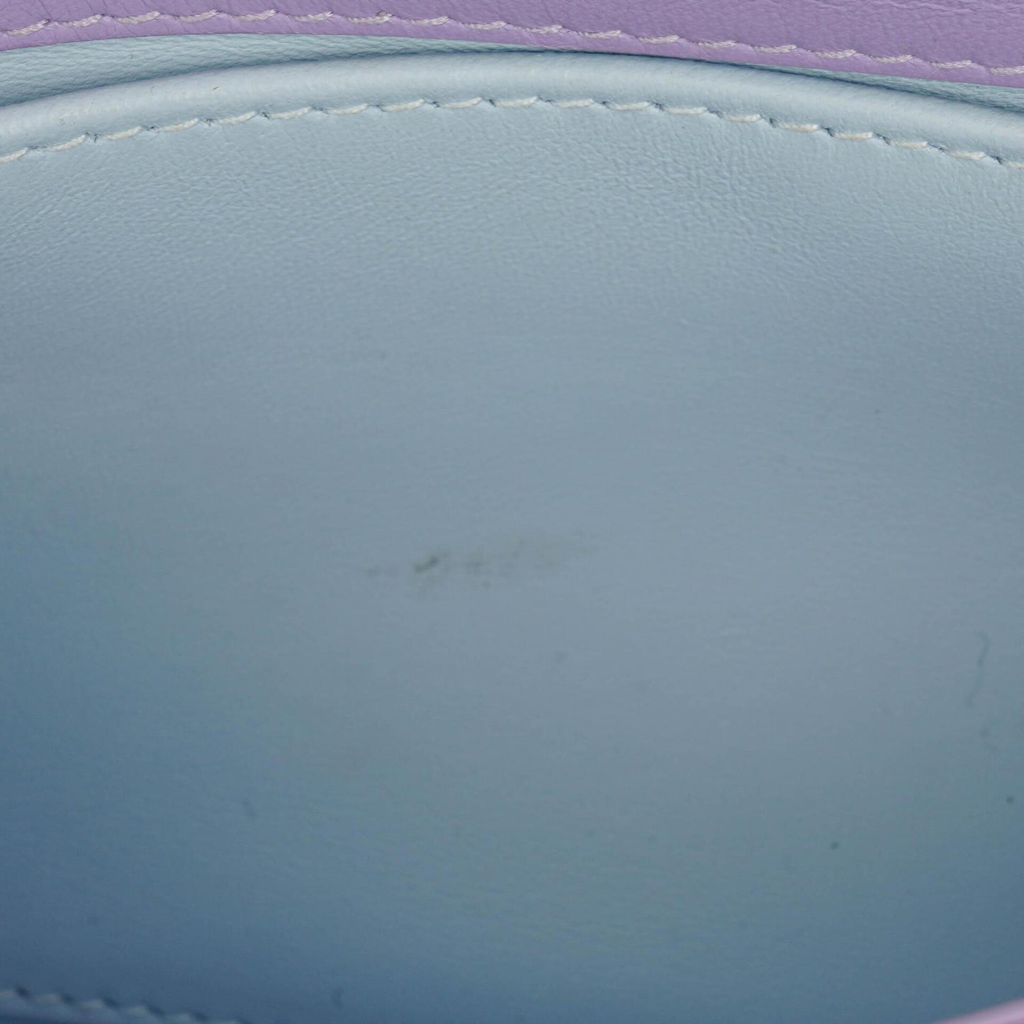 Burberry Kleine Lola Schultertasche aus gestepptem Leder in Lavendel