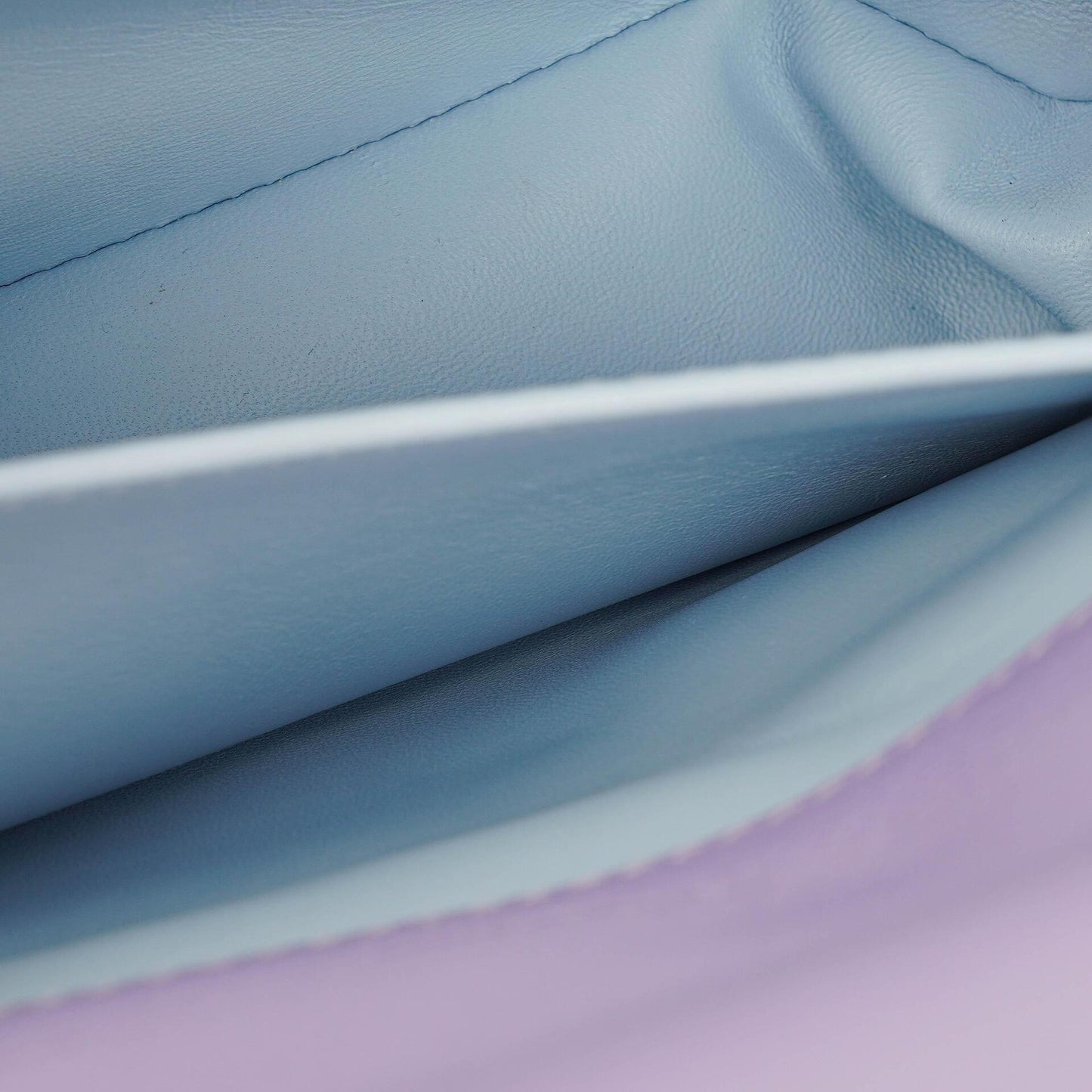 Burberry Kleine Lola Schultertasche aus gestepptem Leder in Lavendel