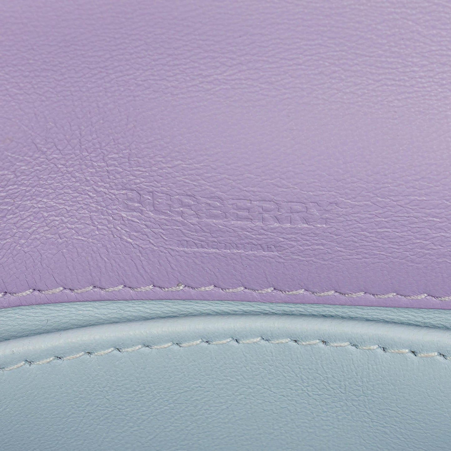 Burberry Kleine Lola Schultertasche aus gestepptem Leder in Lavendel
