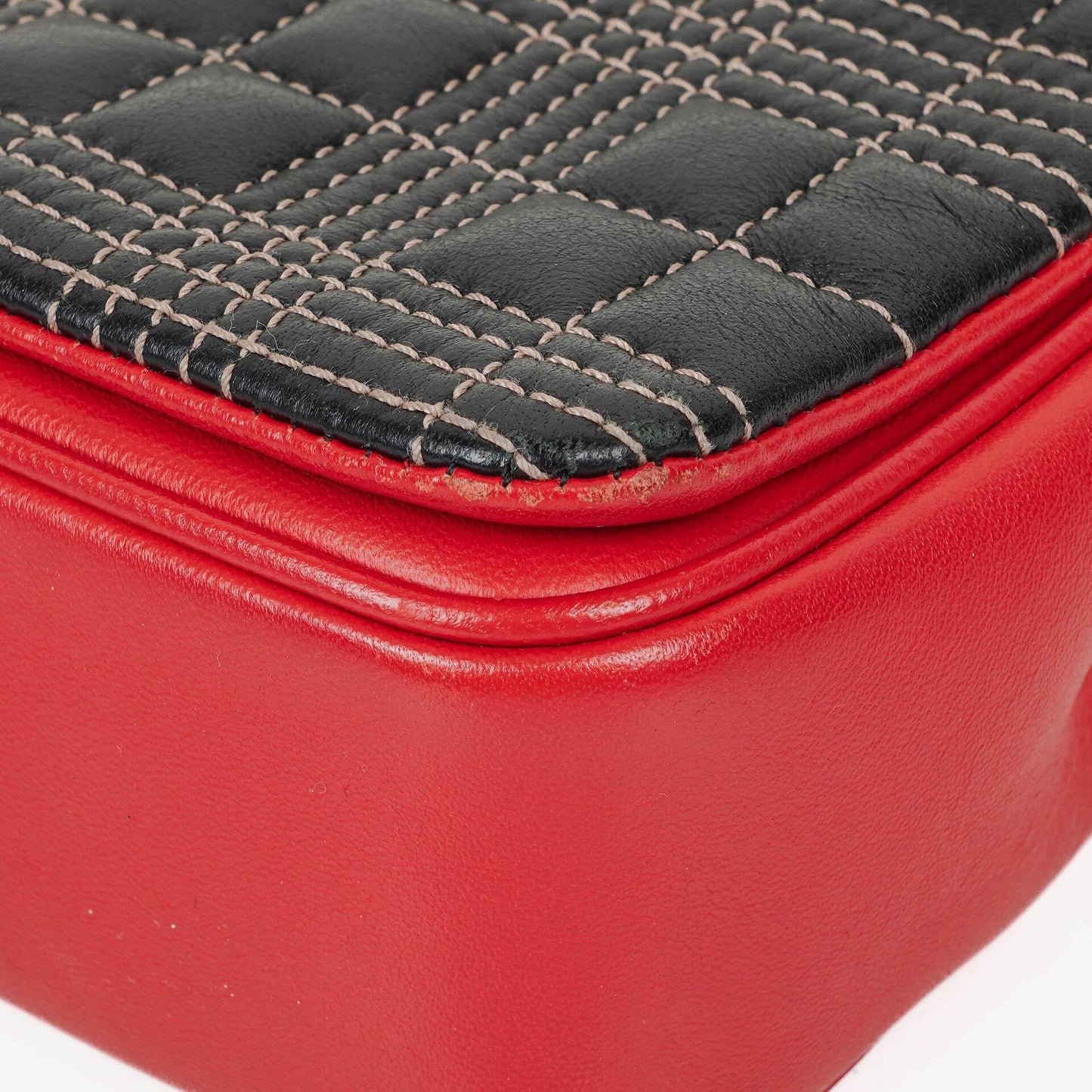 Burberry Kleine Lola aus gestepptem Leder in Schwarz/Rot/Kamel mit Karo-Muster