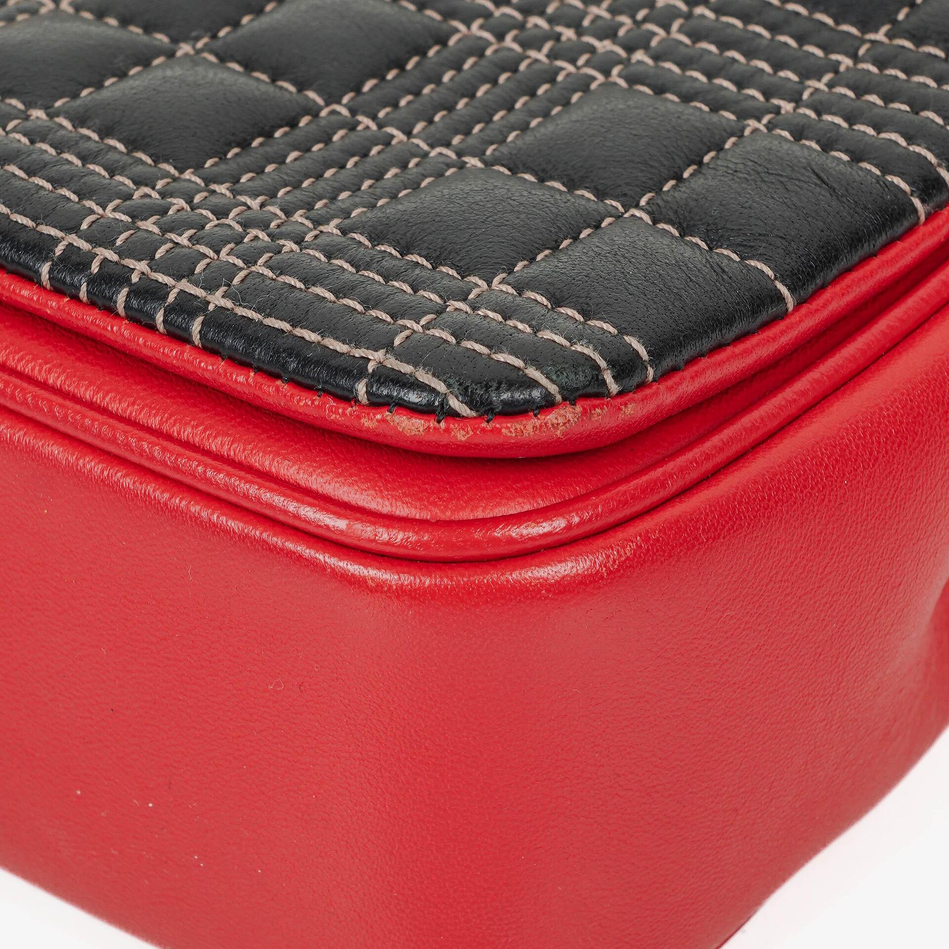 Burberry Kleine Lola aus gestepptem Leder in Schwarz/Rot/Kamel mit Karo-Muster