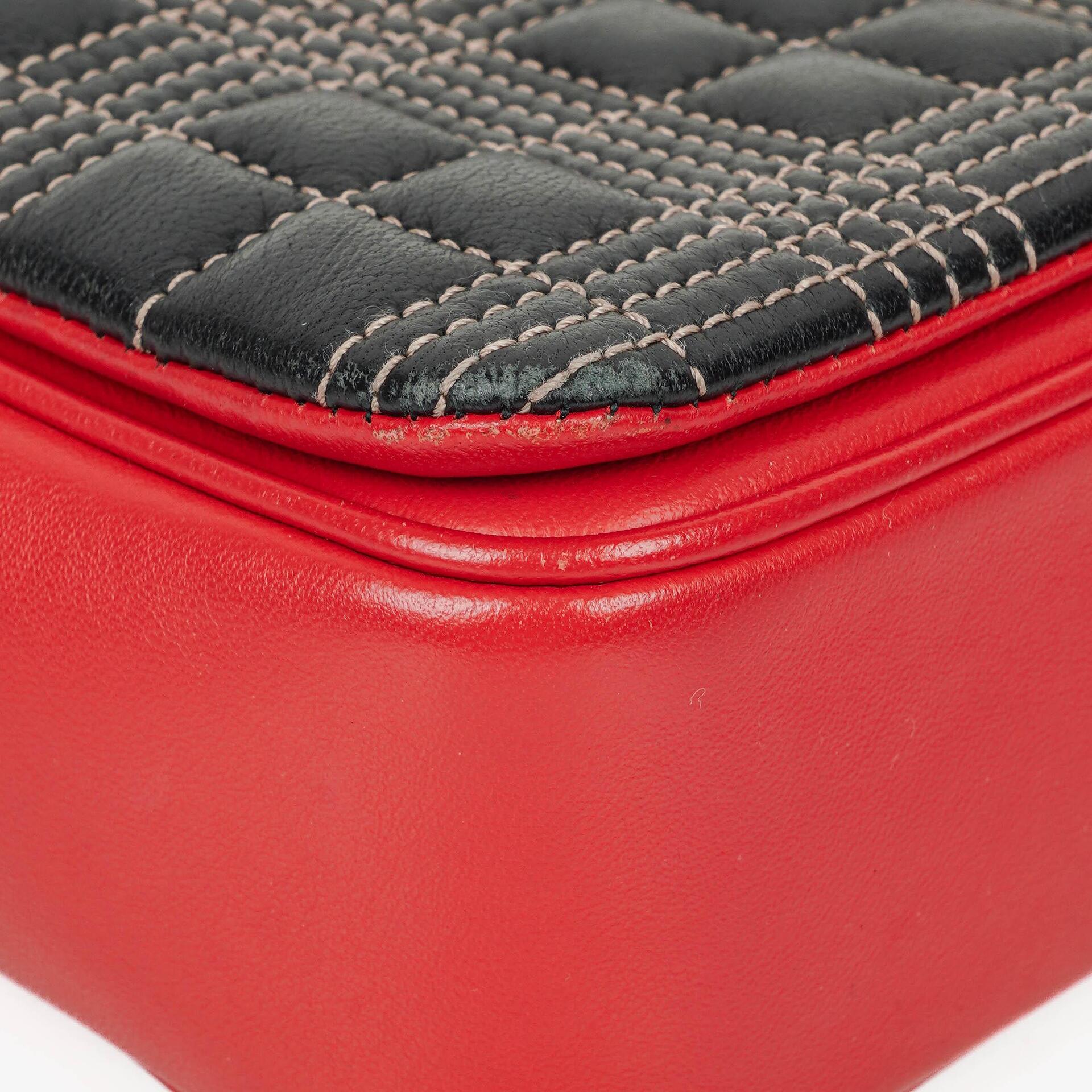 Burberry Kleine Lola aus gestepptem Leder in Schwarz/Rot/Kamel mit Karo-Muster