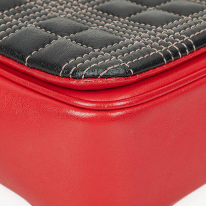 Burberry Kleine Lola aus gestepptem Leder in Schwarz/Rot/Kamel mit Karo-Muster