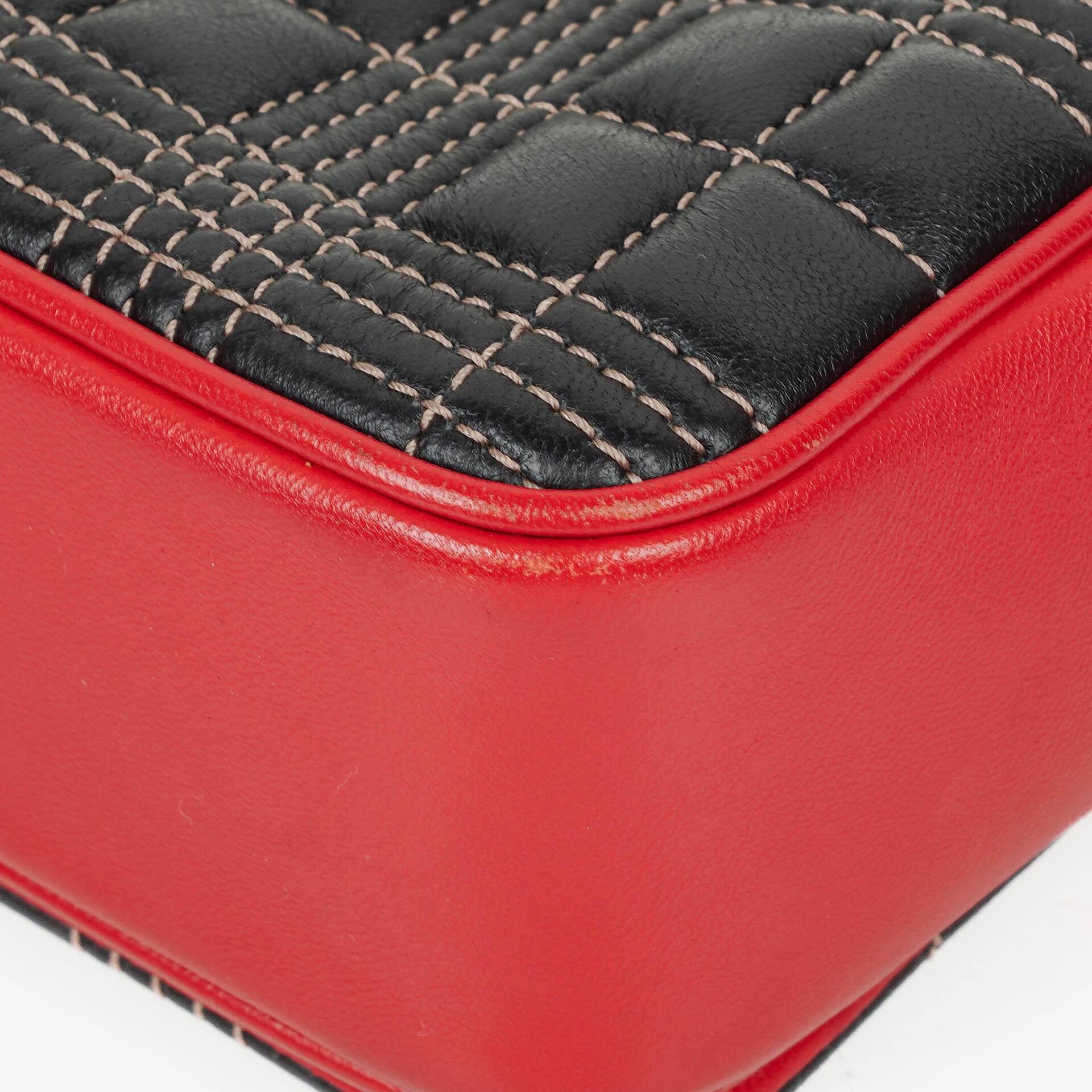 Burberry Kleine Lola aus gestepptem Leder in Schwarz/Rot/Kamel mit Karo-Muster