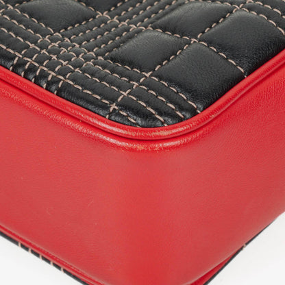 Burberry Kleine Lola aus gestepptem Leder in Schwarz/Rot/Kamel mit Karo-Muster