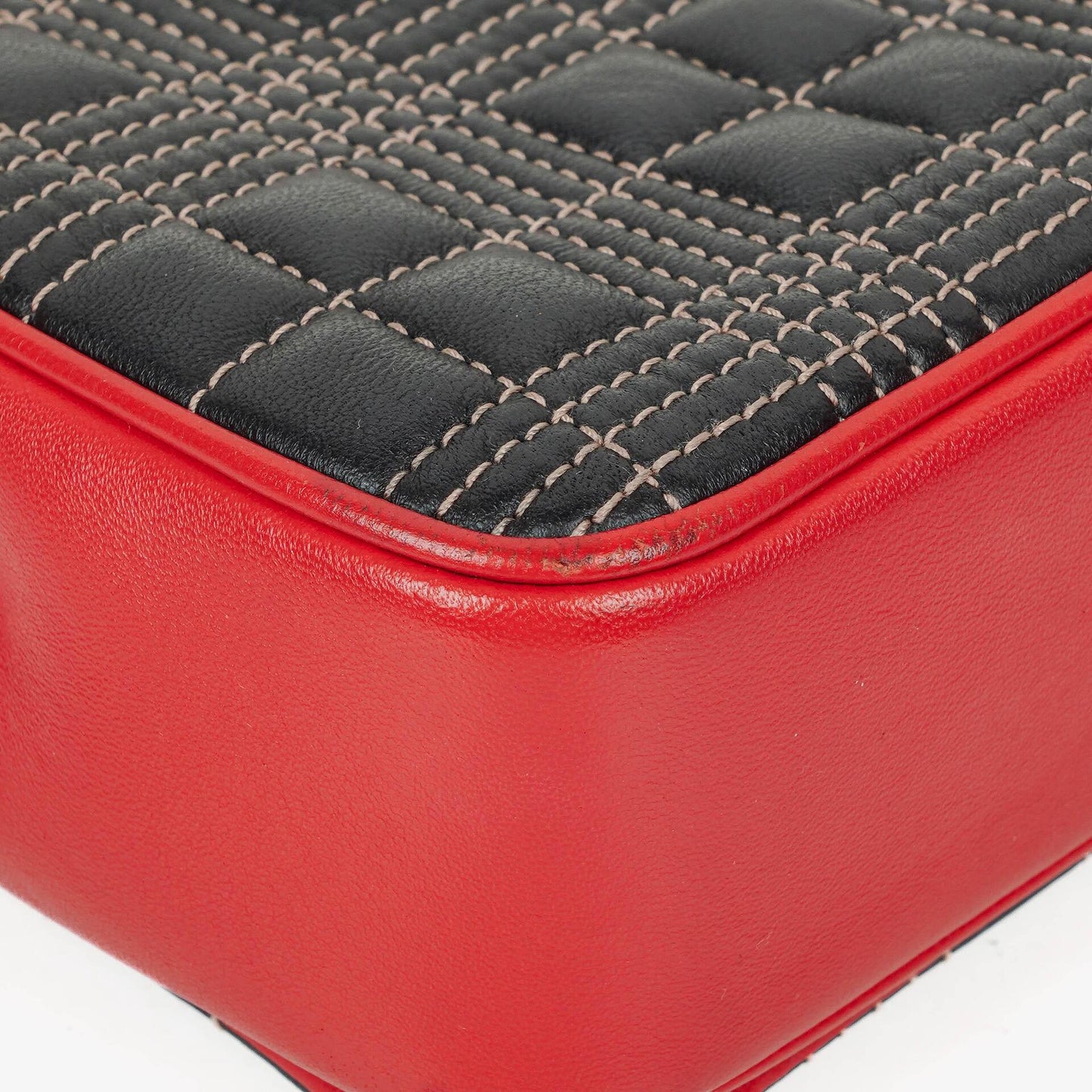Burberry Kleine Lola aus gestepptem Leder in Schwarz/Rot/Kamel mit Karo-Muster