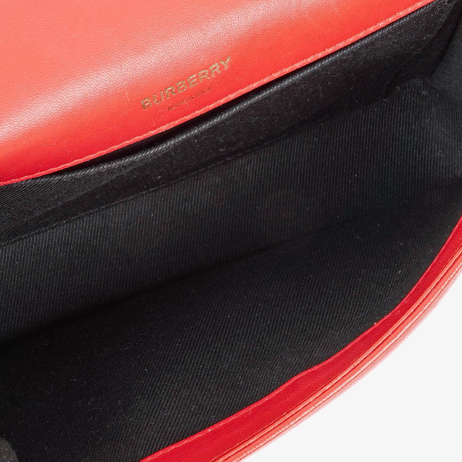 Burberry Kleine Lola aus gestepptem Leder in Schwarz/Rot/Kamel mit Karo-Muster