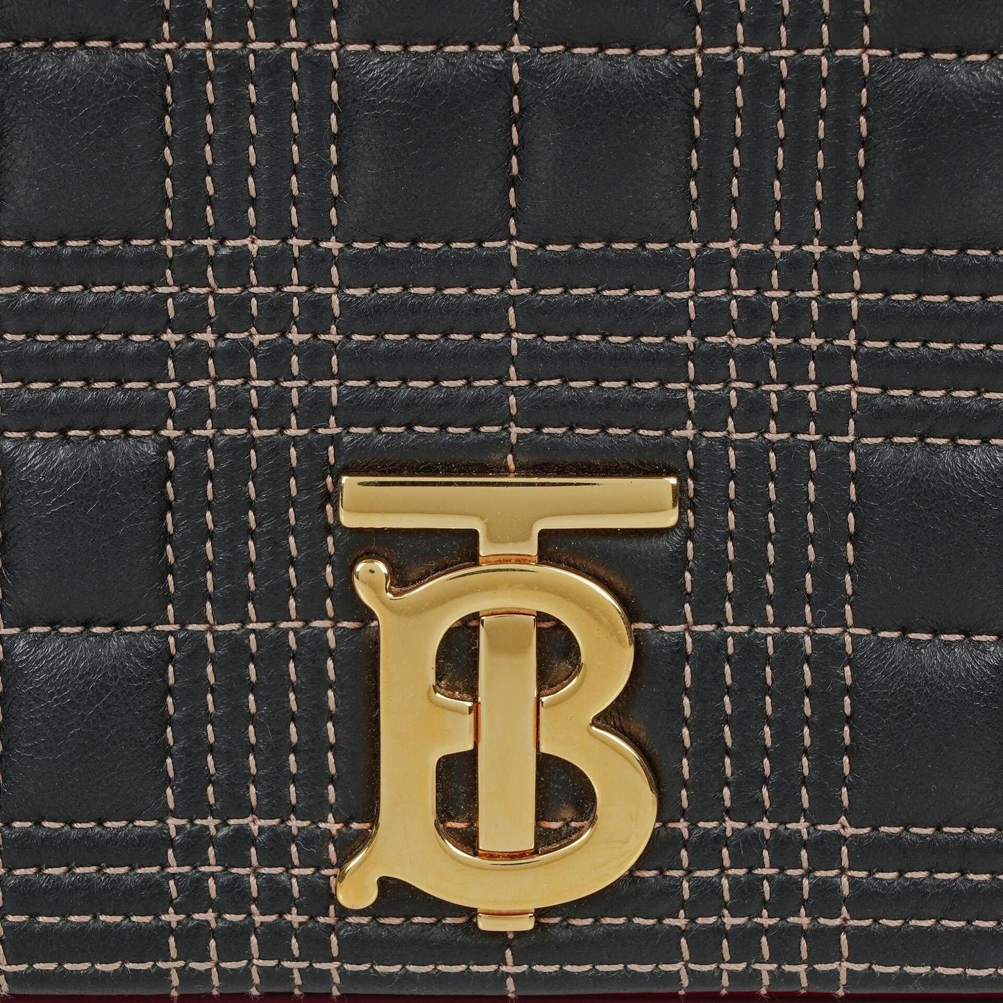 Burberry Kleine Lola aus gestepptem Leder in Schwarz/Rot/Kamel mit Karo-Muster