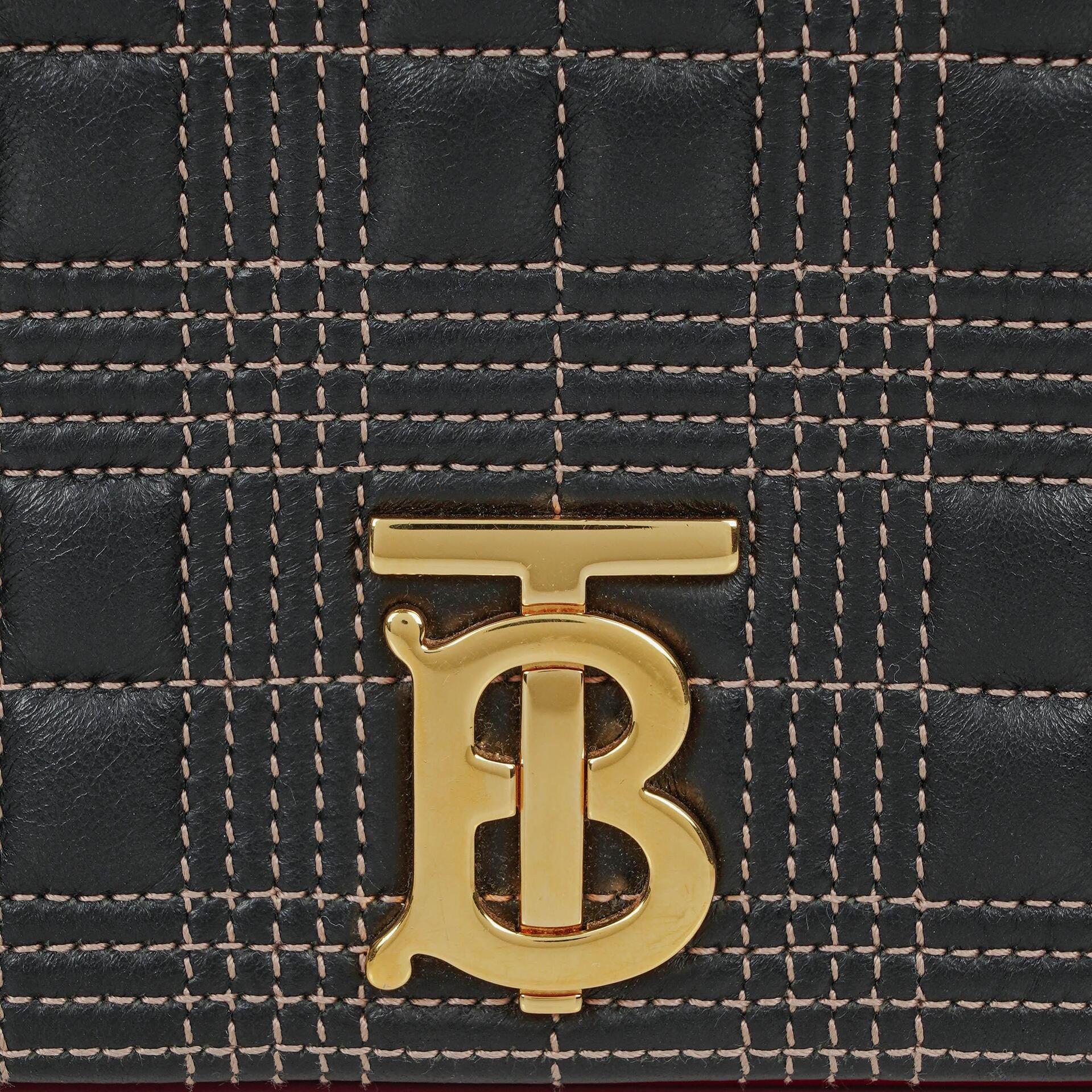 Burberry Kleine Lola aus gestepptem Leder in Schwarz/Rot/Kamel mit Karo-Muster