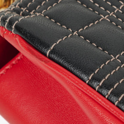 Burberry Kleine Lola aus gestepptem Leder in Schwarz/Rot/Kamel mit Karo-Muster