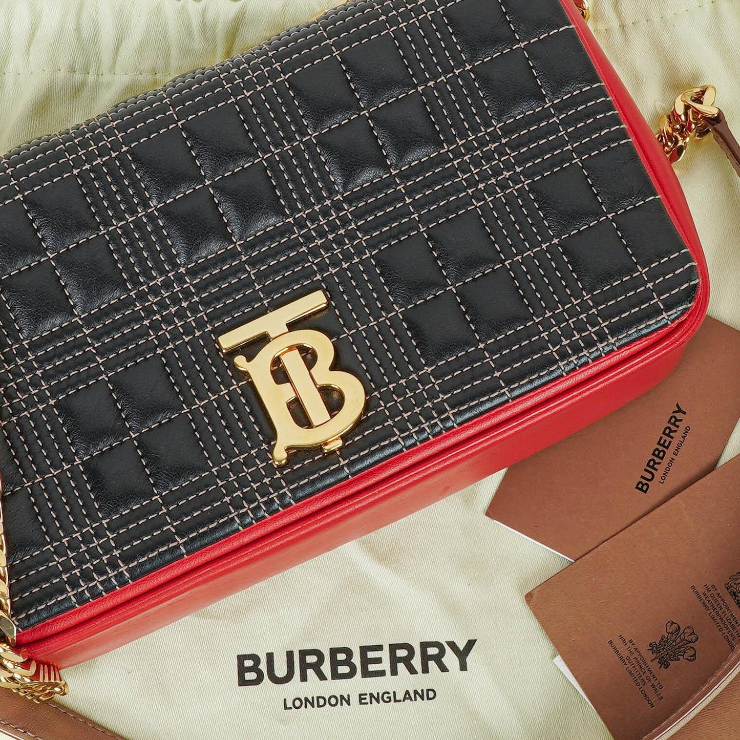 Burberry Kleine Lola aus gestepptem Leder in Schwarz/Rot/Kamel mit Karo-Muster