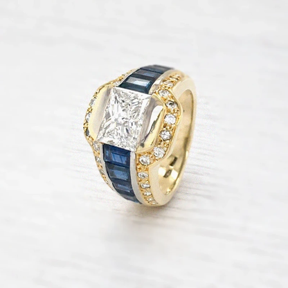 Atemberaubender Luxus: 750 Gelbgold Ring mit großem Princess Diamant & tiefblauen Saphiren