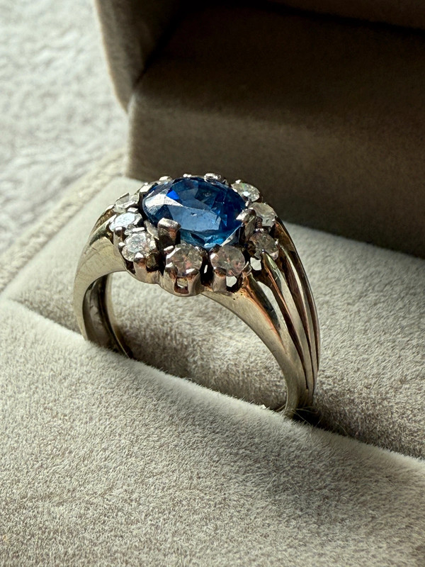 18 Karat Weißgold-Ring mit Saphir & Diamanten
