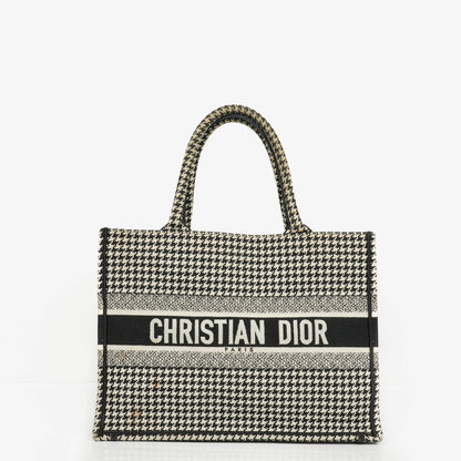 Christian Dior Book Tote Medium aus Canvas mit Hahnentritt-Stickerei in Schwarz und Weiß