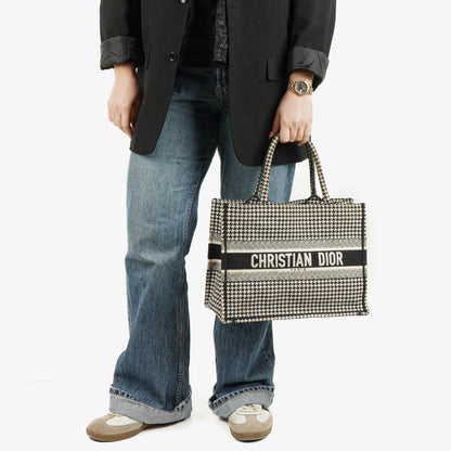 Christian Dior Book Tote Medium aus Canvas mit Hahnentritt-Stickerei in Schwarz und Weiß