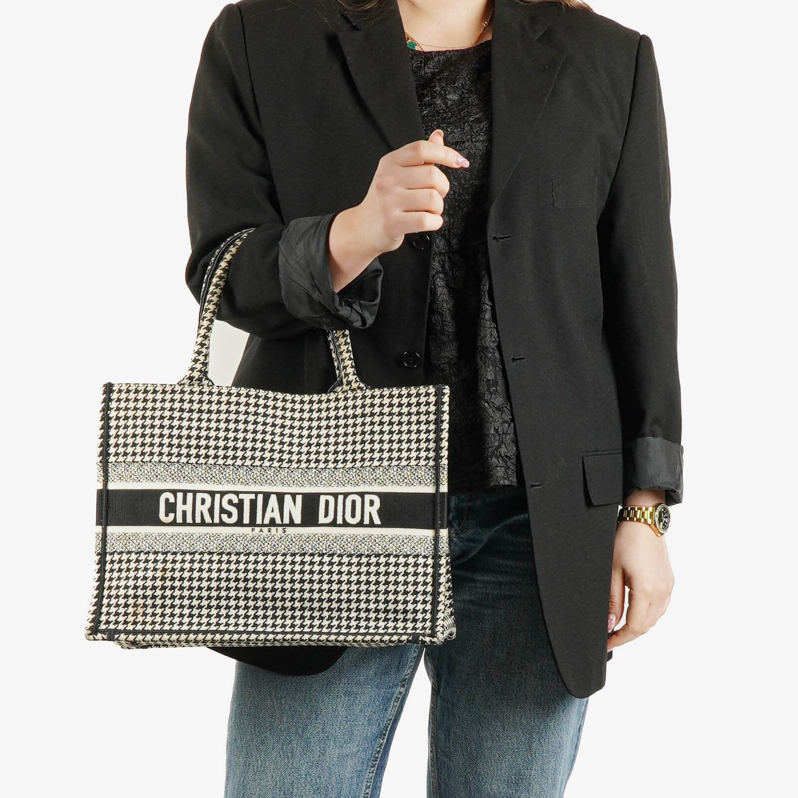 Christian Dior Book Tote Medium aus Canvas mit Hahnentritt-Stickerei in Schwarz und Weiß