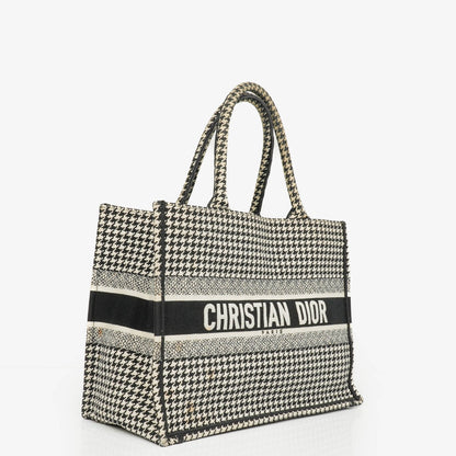 Christian Dior Book Tote Medium aus Canvas mit Hahnentritt-Stickerei in Schwarz und Weiß