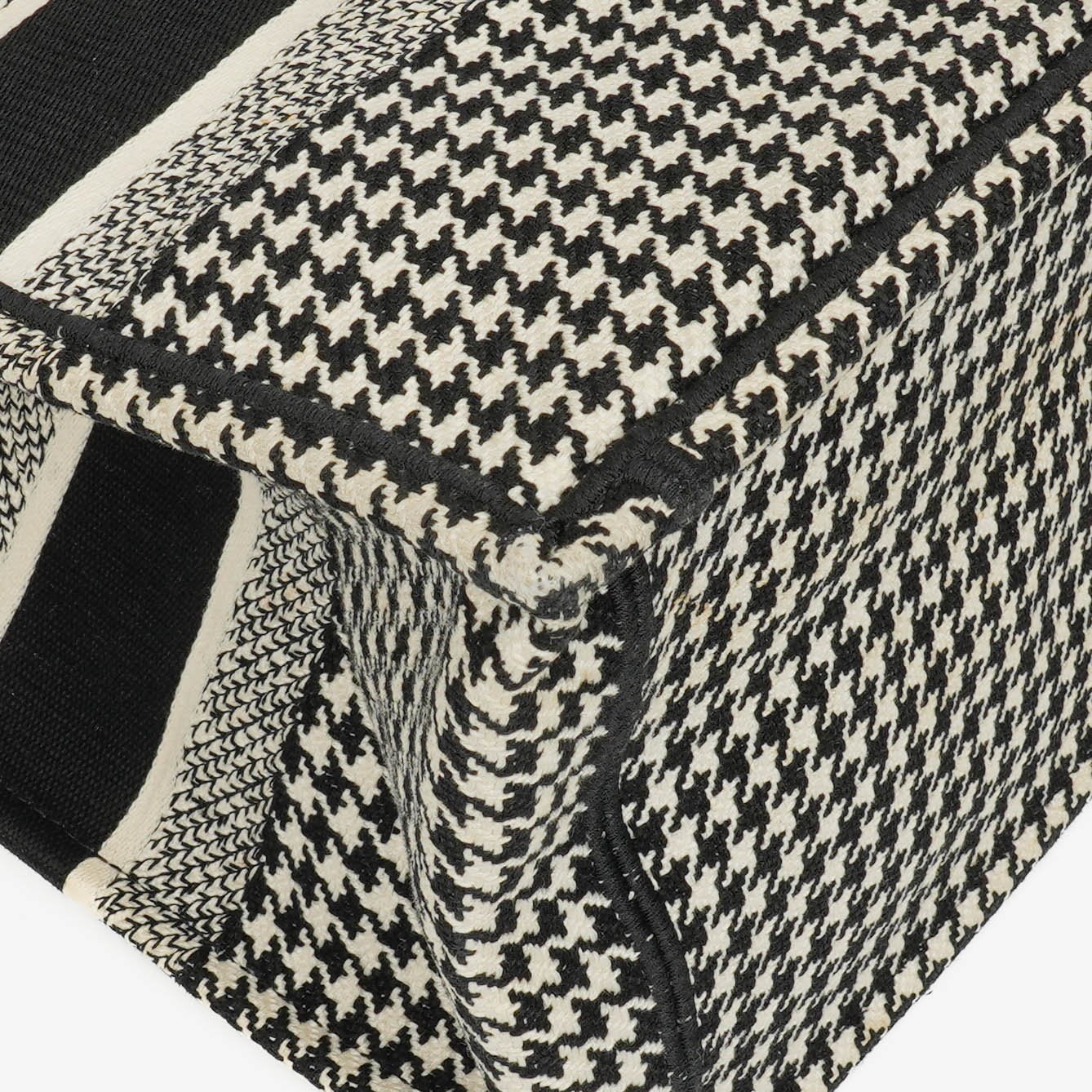 Christian Dior Book Tote Medium aus Canvas mit Hahnentritt-Stickerei in Schwarz und Weiß