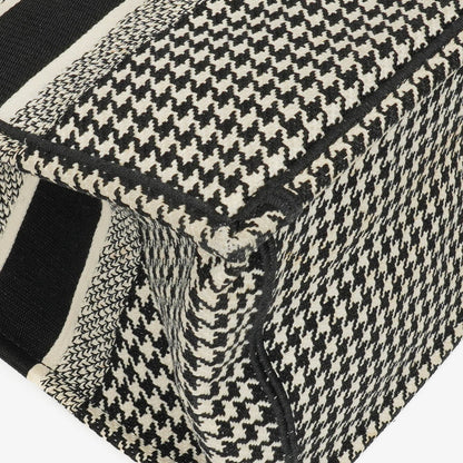 Christian Dior Book Tote Medium aus Canvas mit Hahnentritt-Stickerei in Schwarz und Weiß
