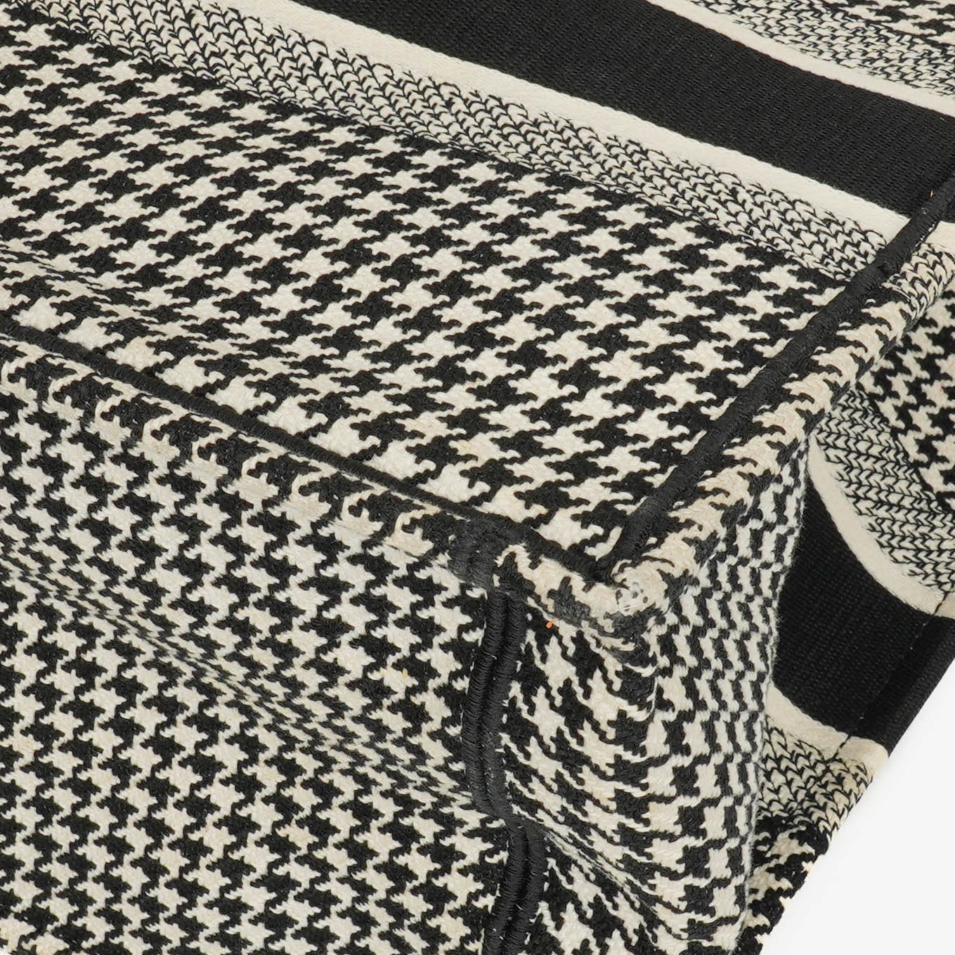 Christian Dior Book Tote Medium aus Canvas mit Hahnentritt-Stickerei in Schwarz und Weiß