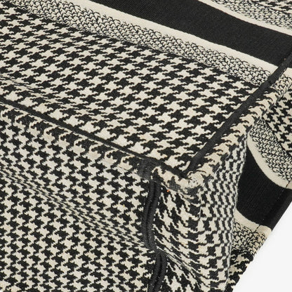 Christian Dior Book Tote Medium aus Canvas mit Hahnentritt-Stickerei in Schwarz und Weiß
