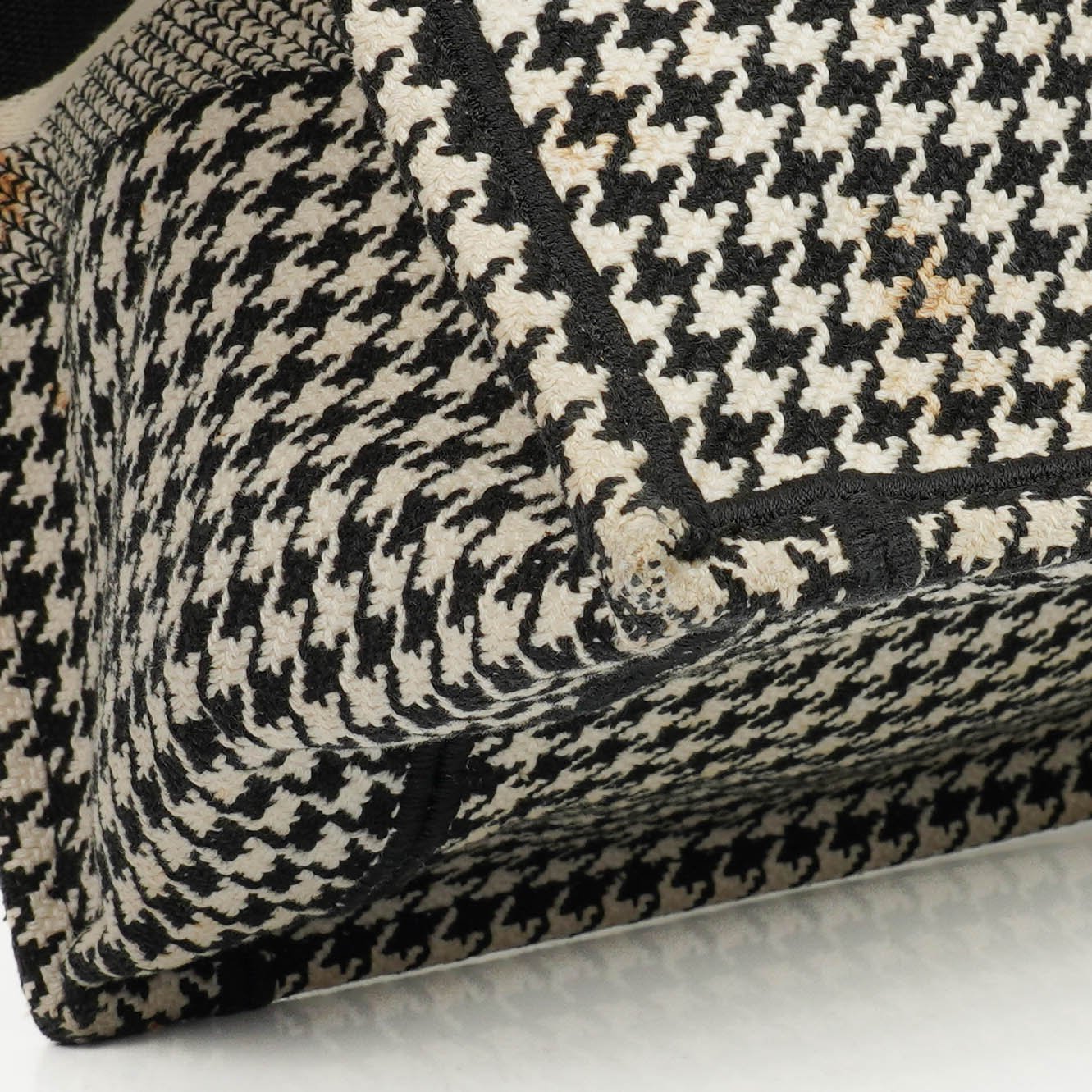 Christian Dior Book Tote Medium aus Canvas mit Hahnentritt-Stickerei in Schwarz und Weiß