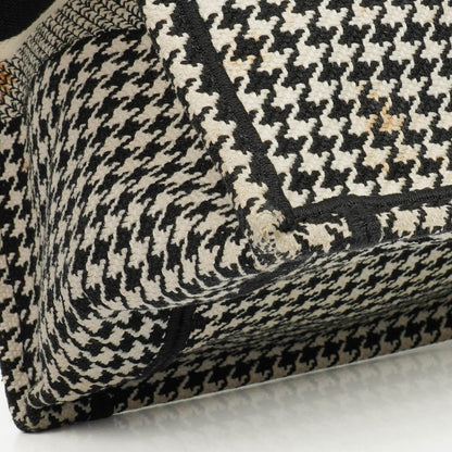 Christian Dior Book Tote Medium aus Canvas mit Hahnentritt-Stickerei in Schwarz und Weiß