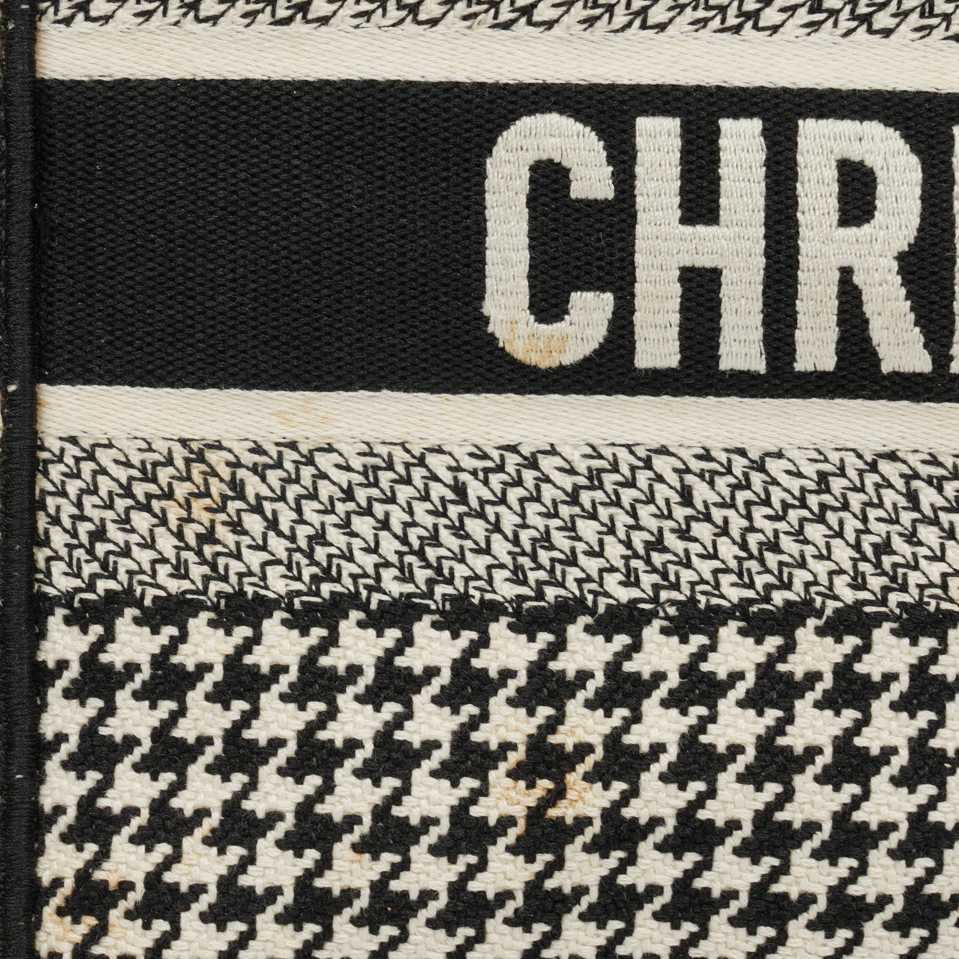 Christian Dior Book Tote Medium aus Canvas mit Hahnentritt-Stickerei in Schwarz und Weiß