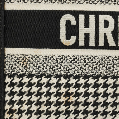 Christian Dior Book Tote Medium aus Canvas mit Hahnentritt-Stickerei in Schwarz und Weiß