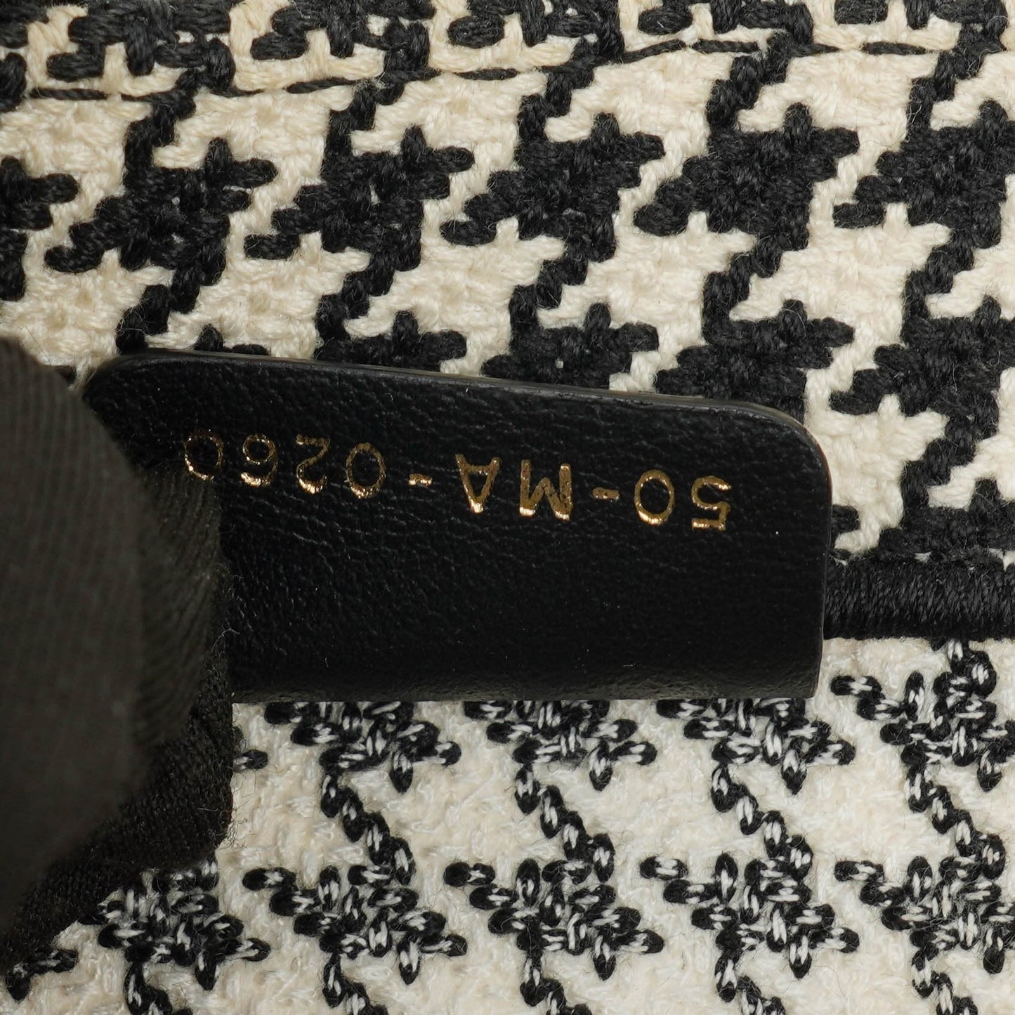 Christian Dior Book Tote Medium aus Canvas mit Hahnentritt-Stickerei in Schwarz und Weiß