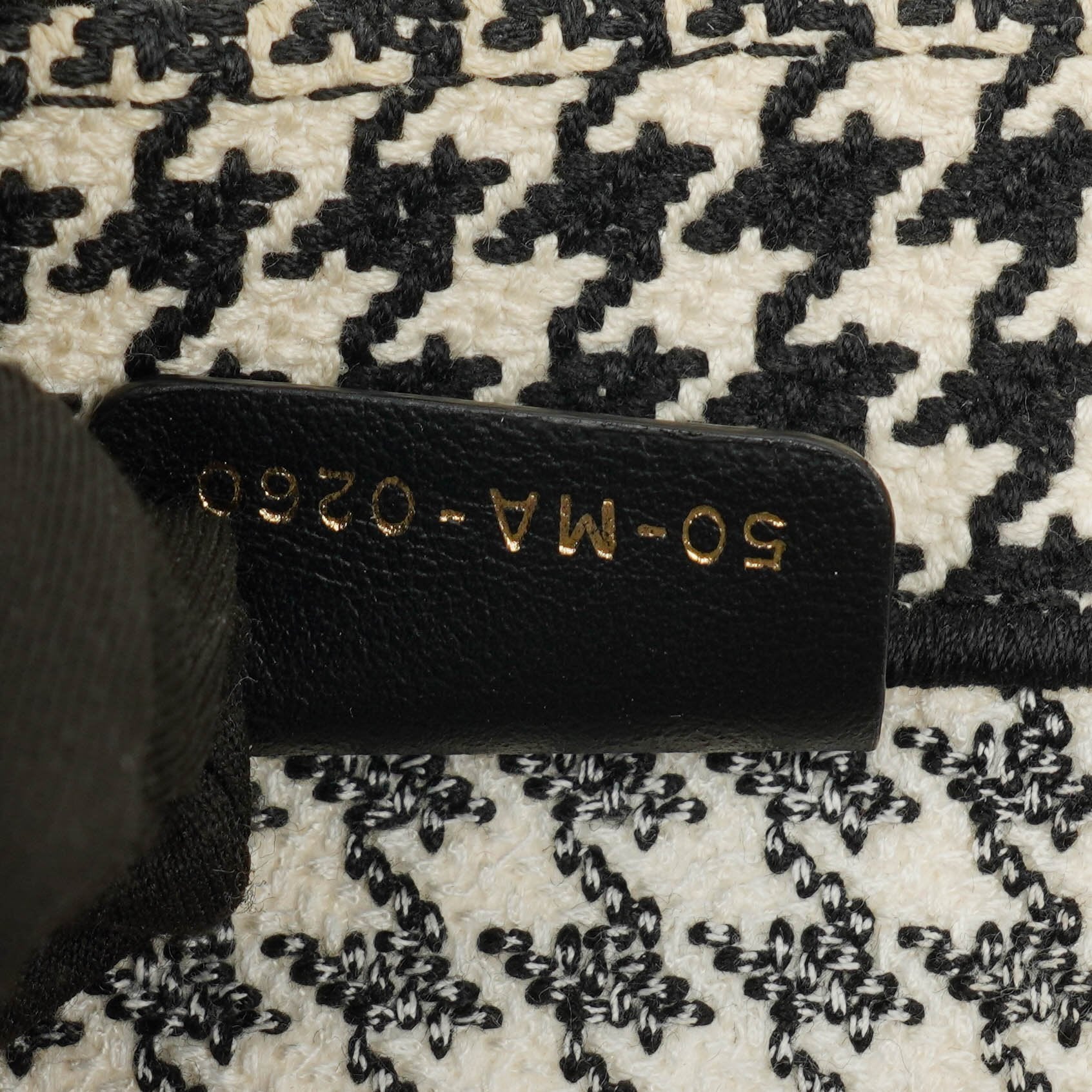 Christian Dior Book Tote Medium aus Canvas mit Hahnentritt-Stickerei in Schwarz und Weiß