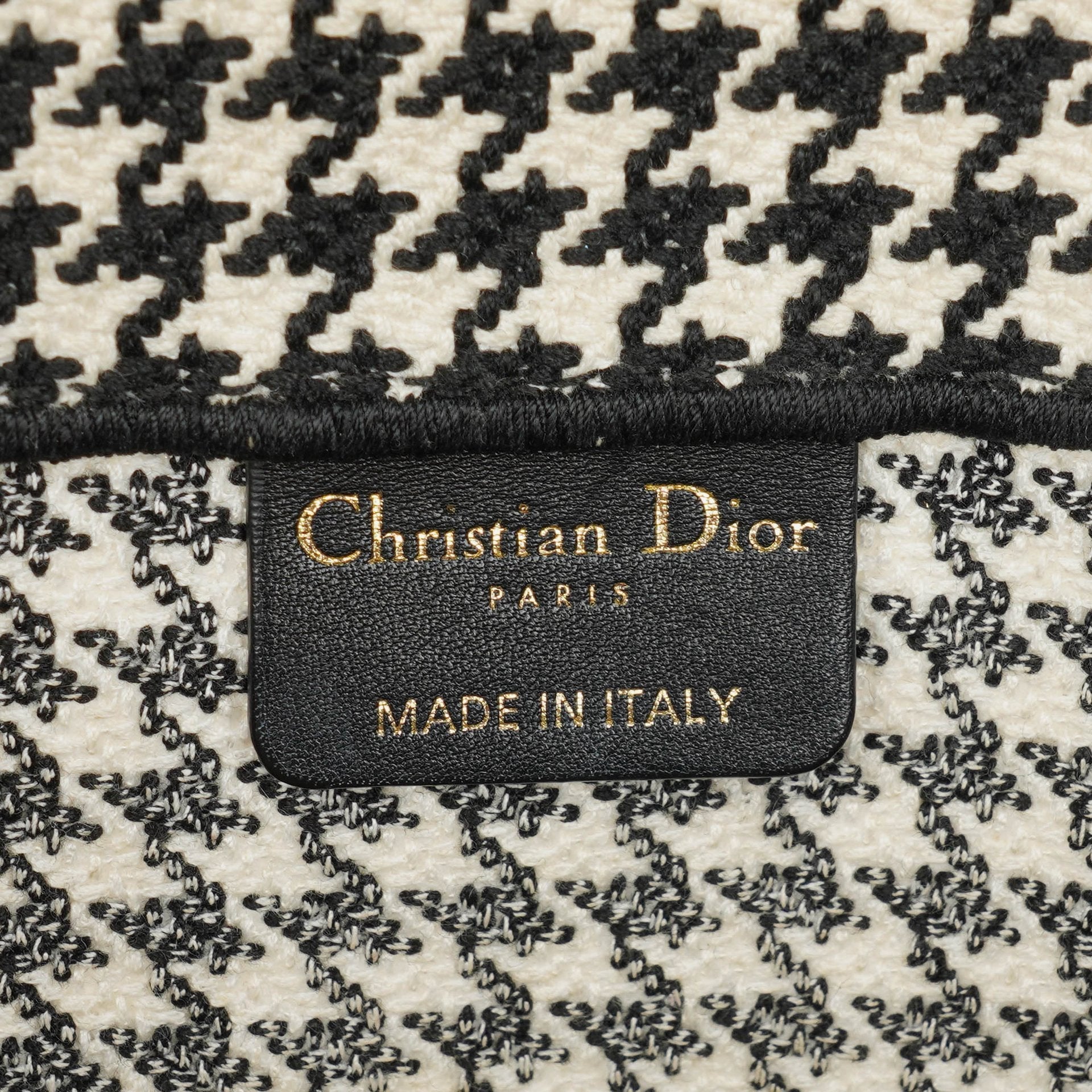 Christian Dior Book Tote Medium aus Canvas mit Hahnentritt-Stickerei in Schwarz und Weiß