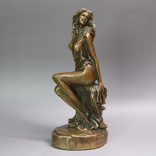 Elegante Messingfigur einer sitzenden Frau