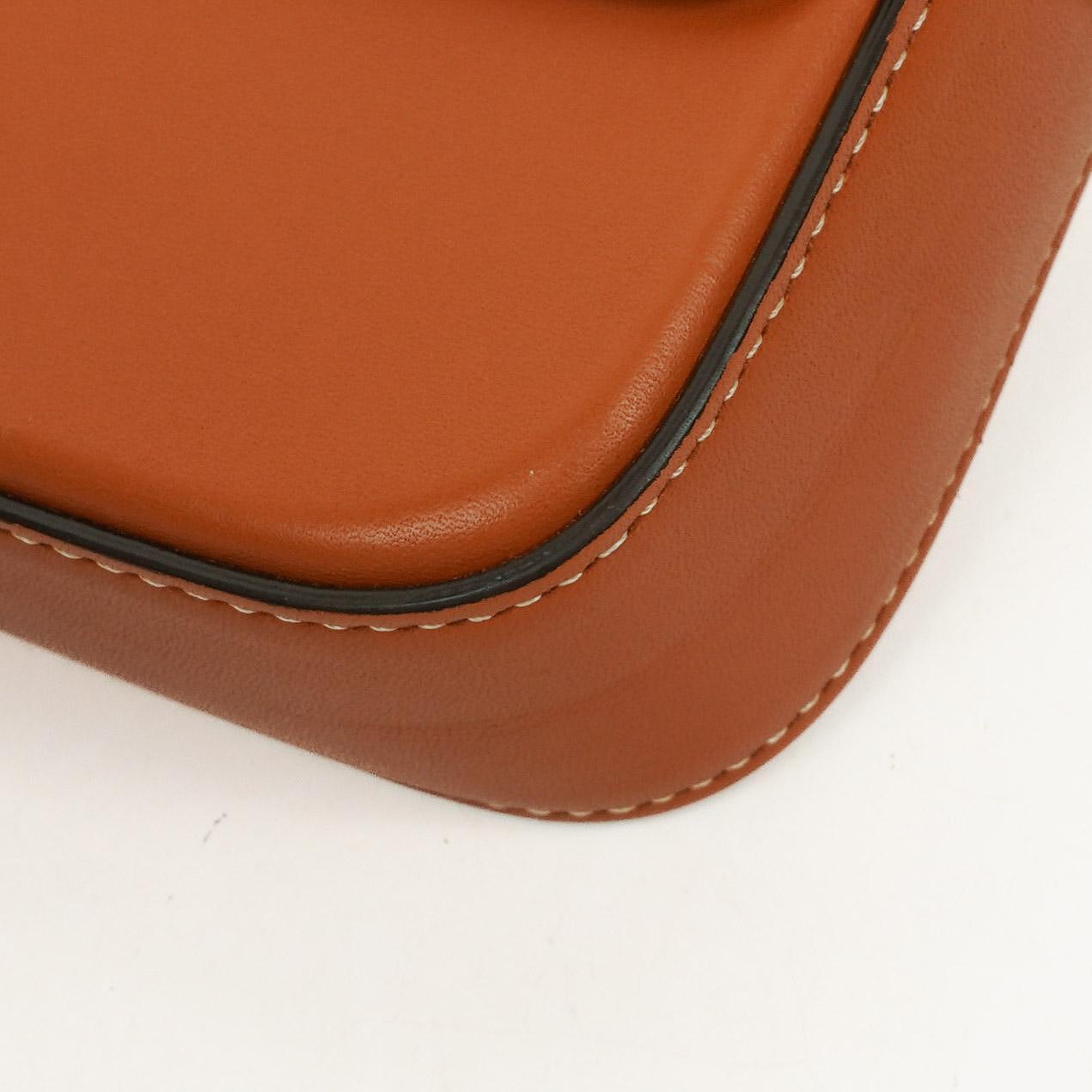 Celine Claude Long Triomphe Schultertasche aus Kalbsleder in Tan