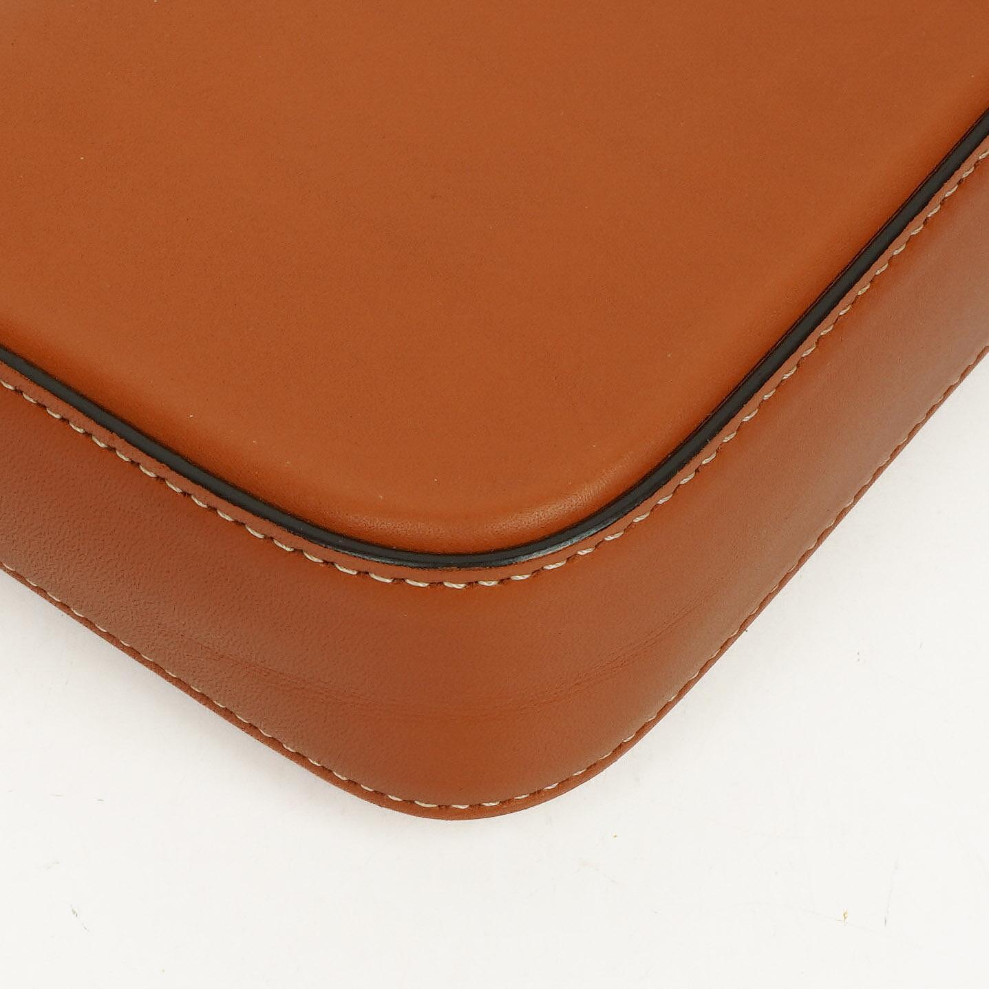 Celine Claude Long Triomphe Schultertasche aus Kalbsleder in Tan