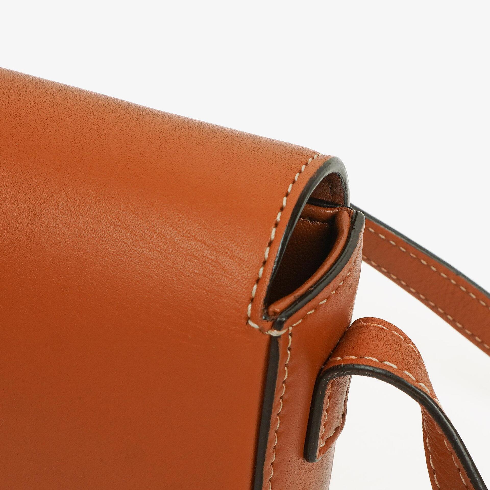 Celine Claude Long Triomphe Schultertasche aus Kalbsleder in Tan