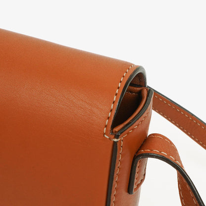 Celine Claude Long Triomphe Schultertasche aus Kalbsleder in Tan