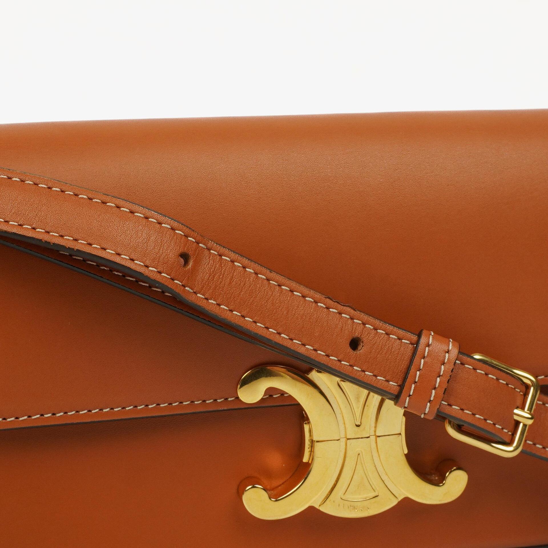 Celine Claude Long Triomphe Schultertasche aus Kalbsleder in Tan