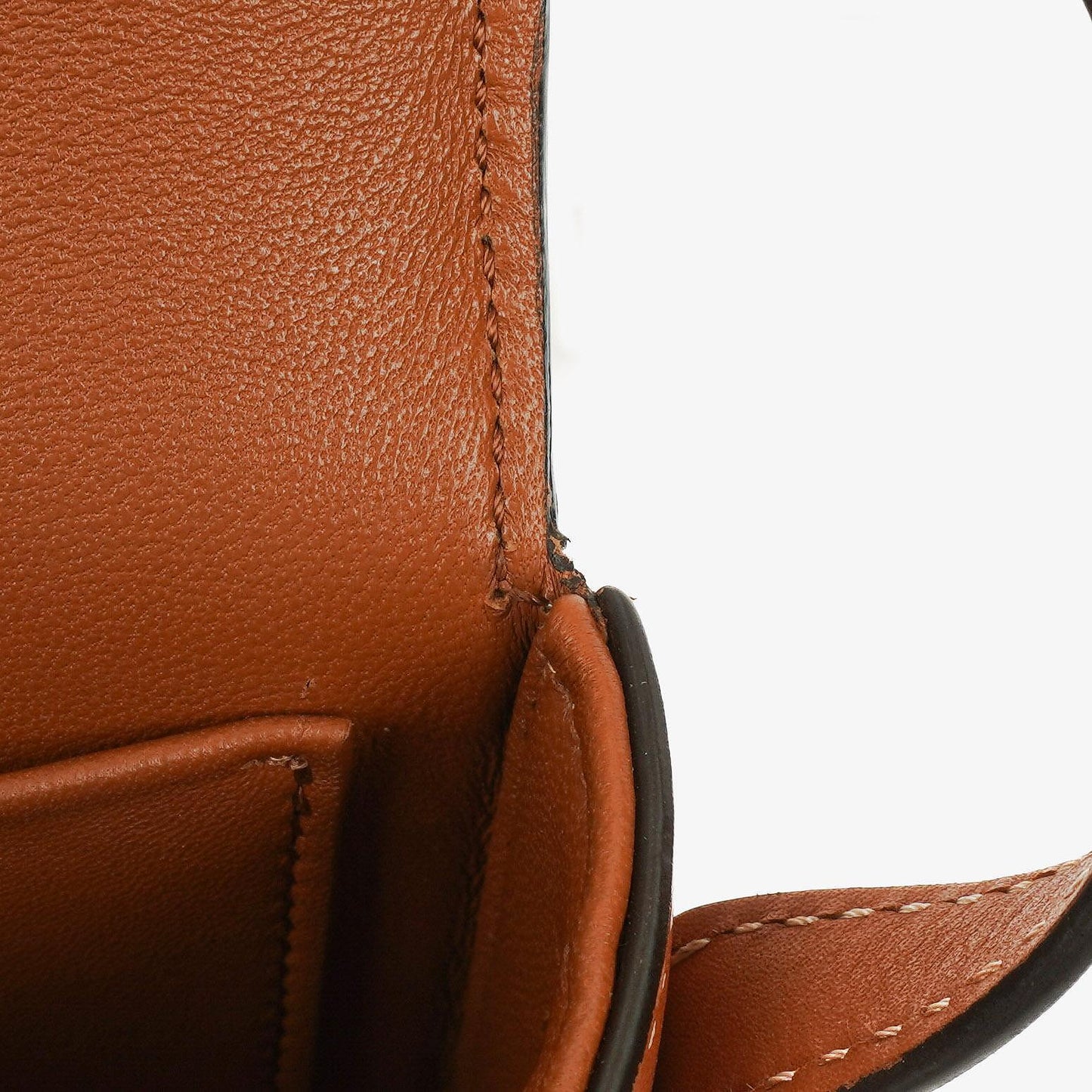 Celine Claude Long Triomphe Schultertasche aus Kalbsleder in Tan