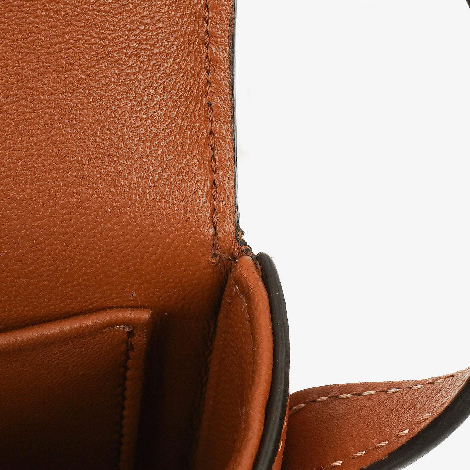 Celine Claude Long Triomphe Schultertasche aus Kalbsleder in Tan