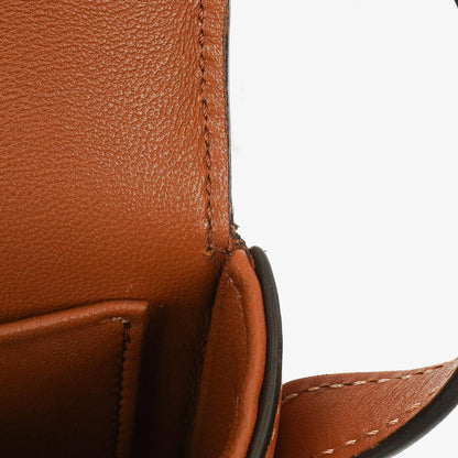 Celine Claude Long Triomphe Schultertasche aus Kalbsleder in Tan