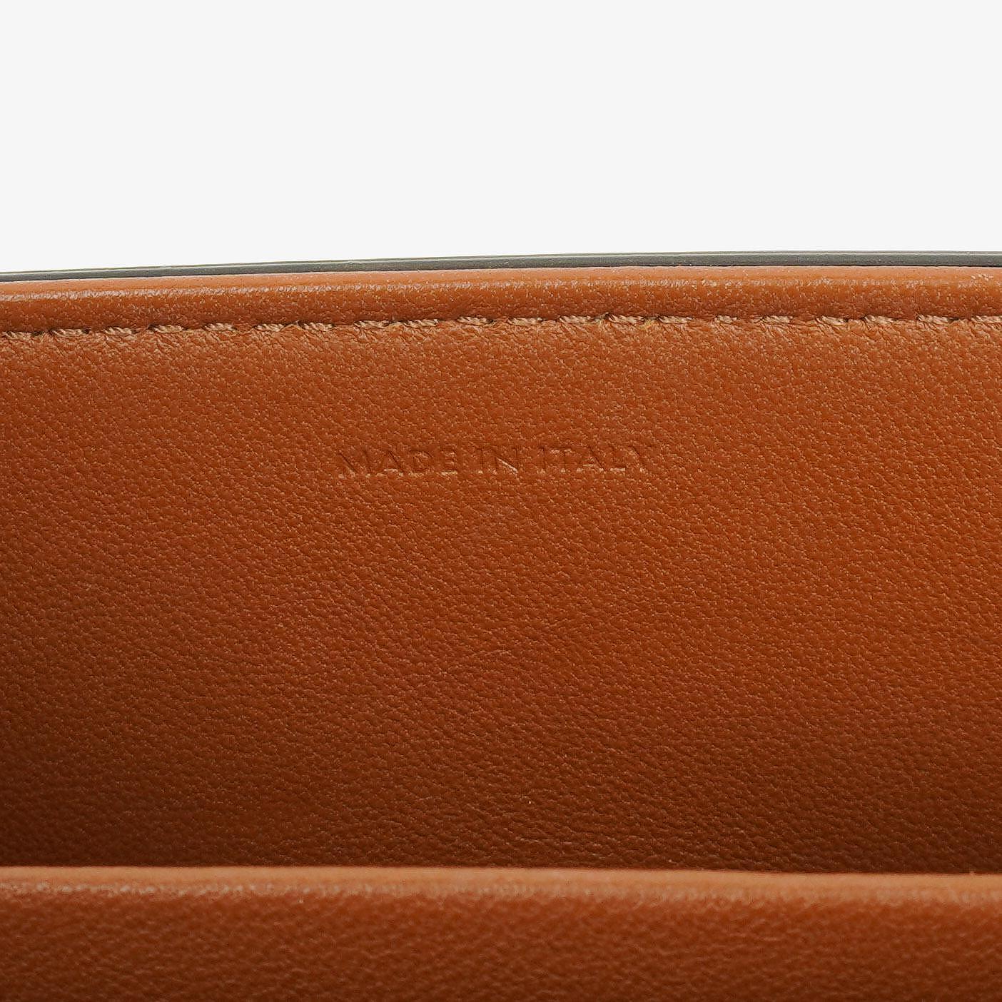 Celine Claude Long Triomphe Schultertasche aus Kalbsleder in Tan