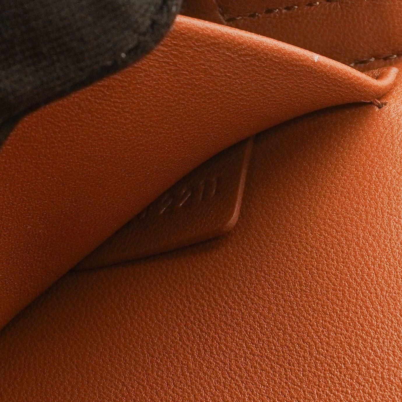 Celine Claude Long Triomphe Schultertasche aus Kalbsleder in Tan
