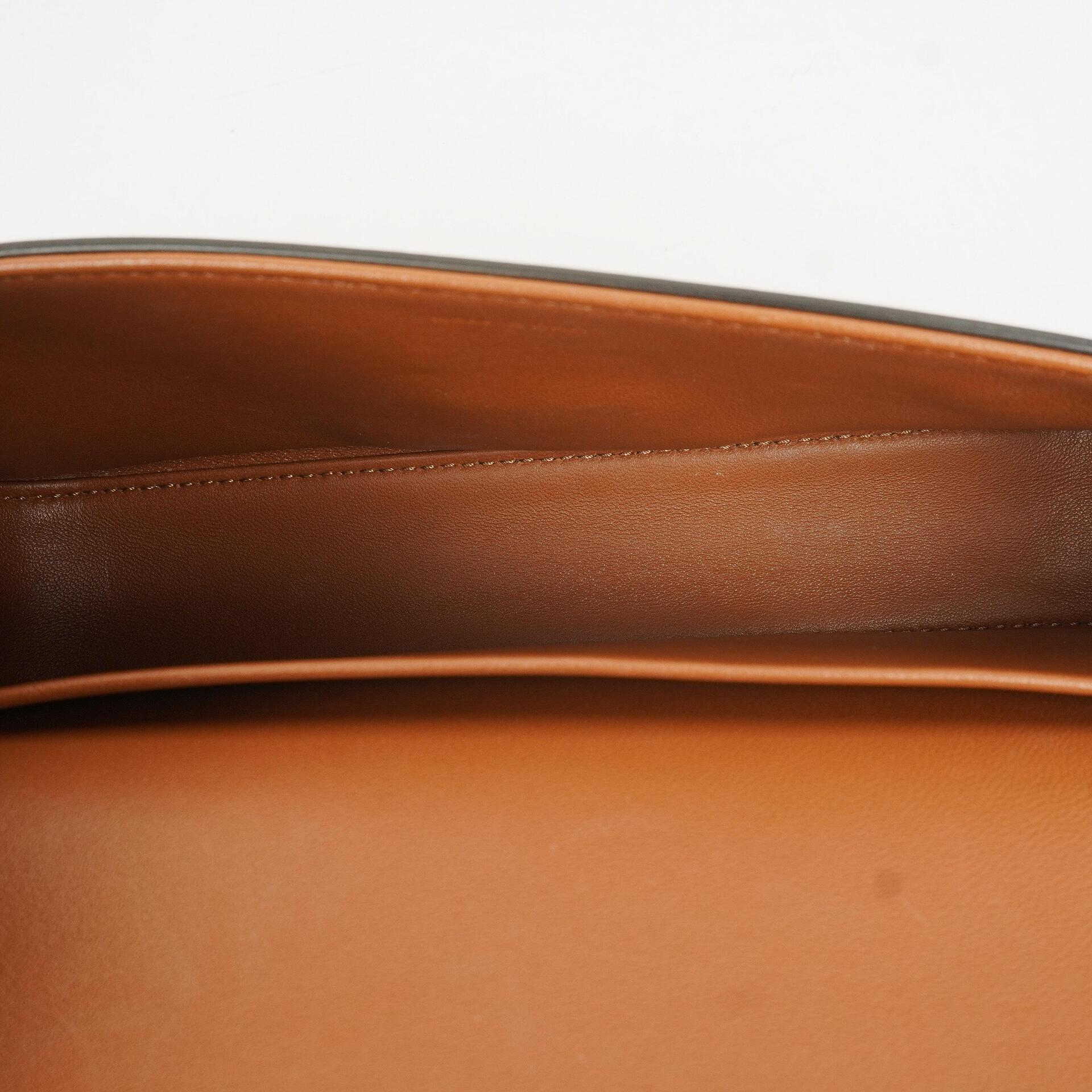 Celine Claude Long Triomphe Schultertasche aus Kalbsleder in Tan