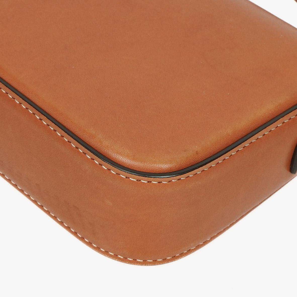 Celine Claude Long Triomphe Schultertasche aus tan Kalbsleder