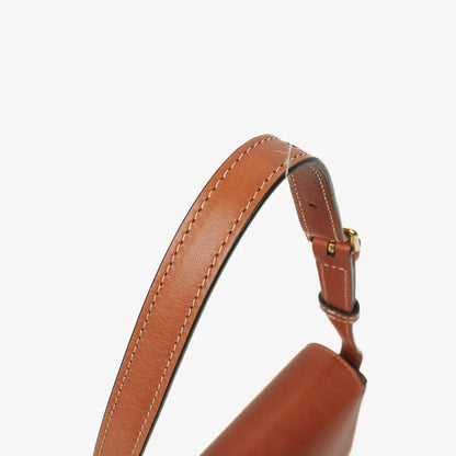 Celine Claude Long Triomphe Schultertasche aus tan Kalbsleder
