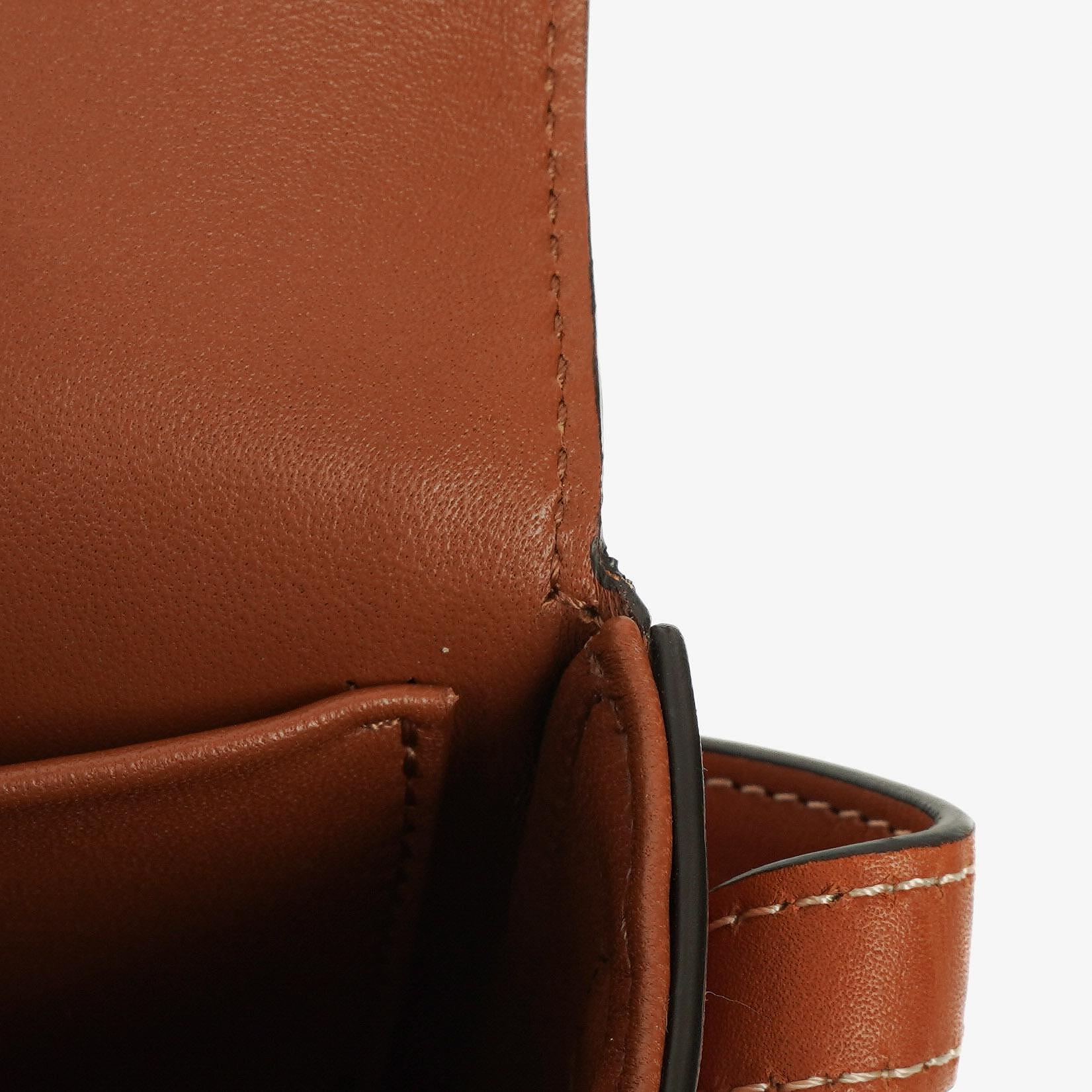 Celine Claude Long Triomphe Schultertasche aus tan Kalbsleder