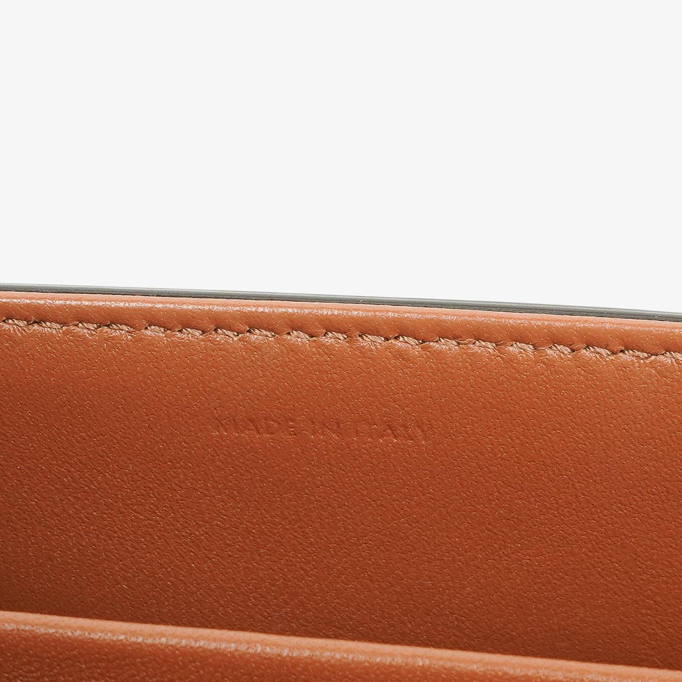 Celine Claude Long Triomphe Schultertasche aus tan Kalbsleder
