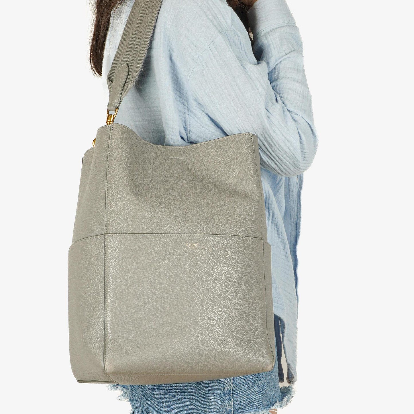 Celine Seau Sangle Bucket Bag aus grauem weichem genarbtem Kalbsleder