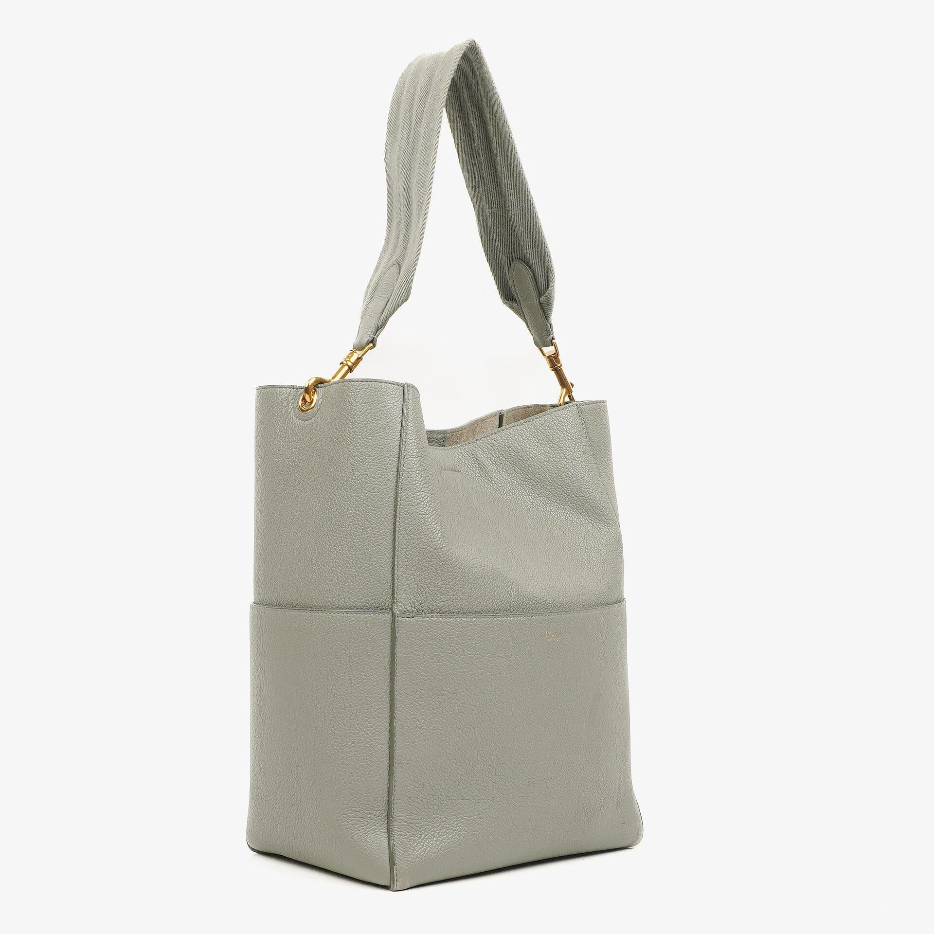 Celine Seau Sangle Bucket Bag aus grauem weichem genarbtem Kalbsleder